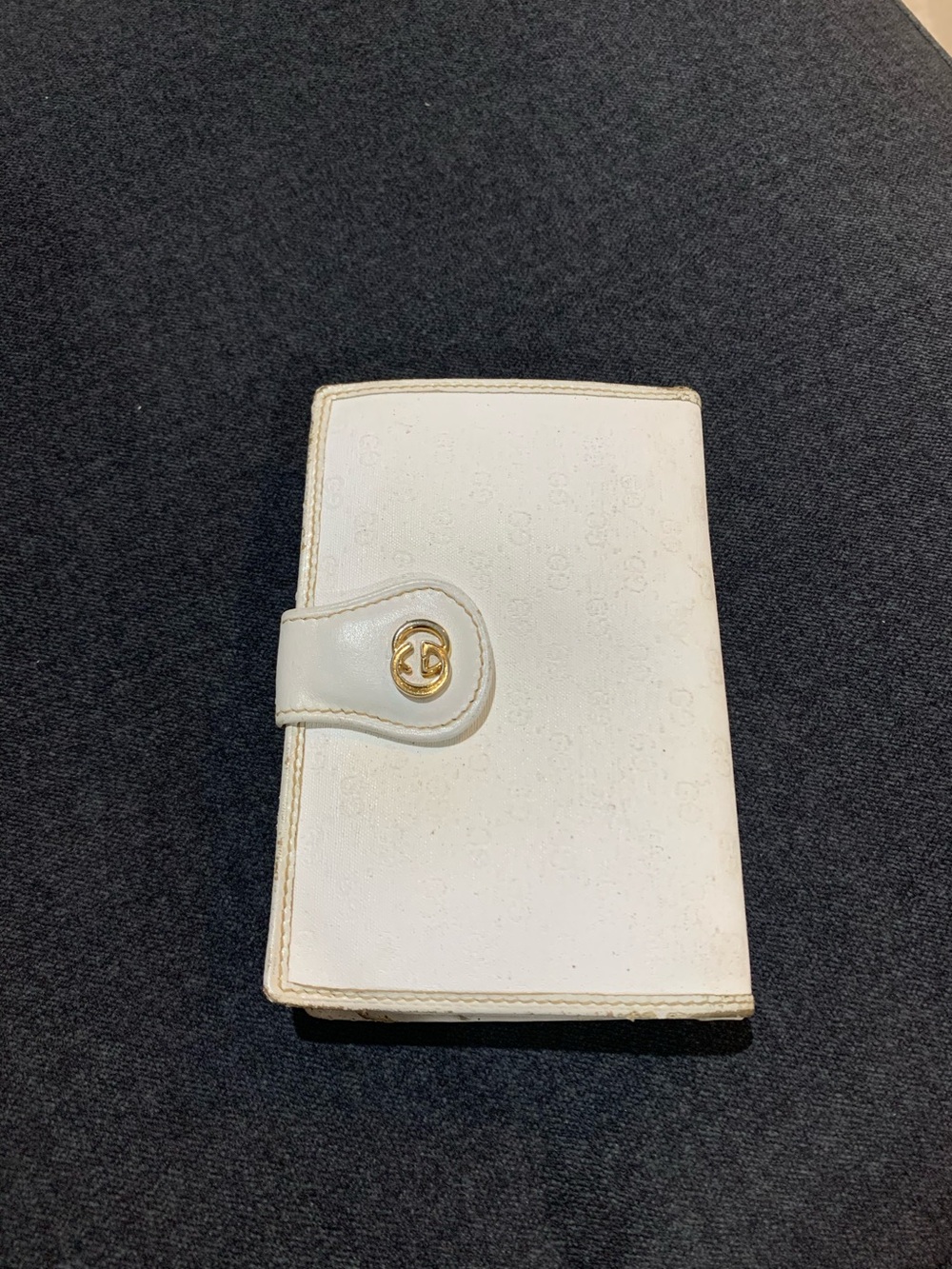 Vintage Gucci White Leather Card Holder Wallet with Gold-Tone Logo